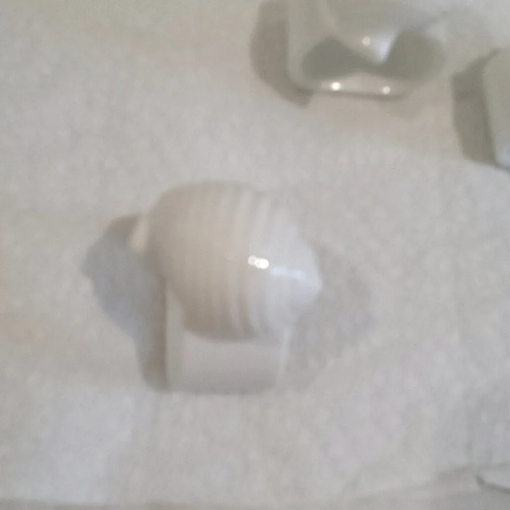 Set of 8 ceramic shell napkin ring holders
